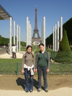 Vítězky soutěže před Eiffelovou věží v Paříži